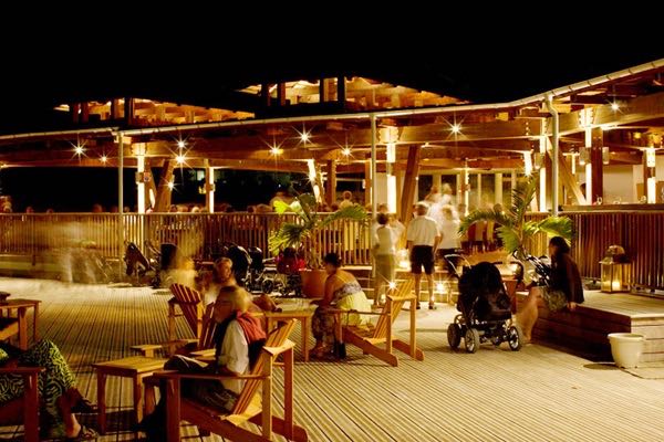 La Terrasse En Bois De Nuit Sous Un éclairage Agréable Mettant La Terrasse En Bois De Nuit Sous Un éclairage Agréable Mettant